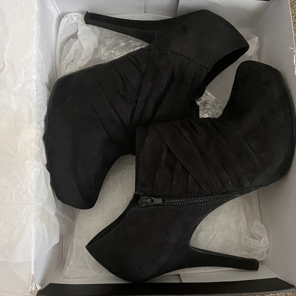 Guess Booties - Picture 4 of 9